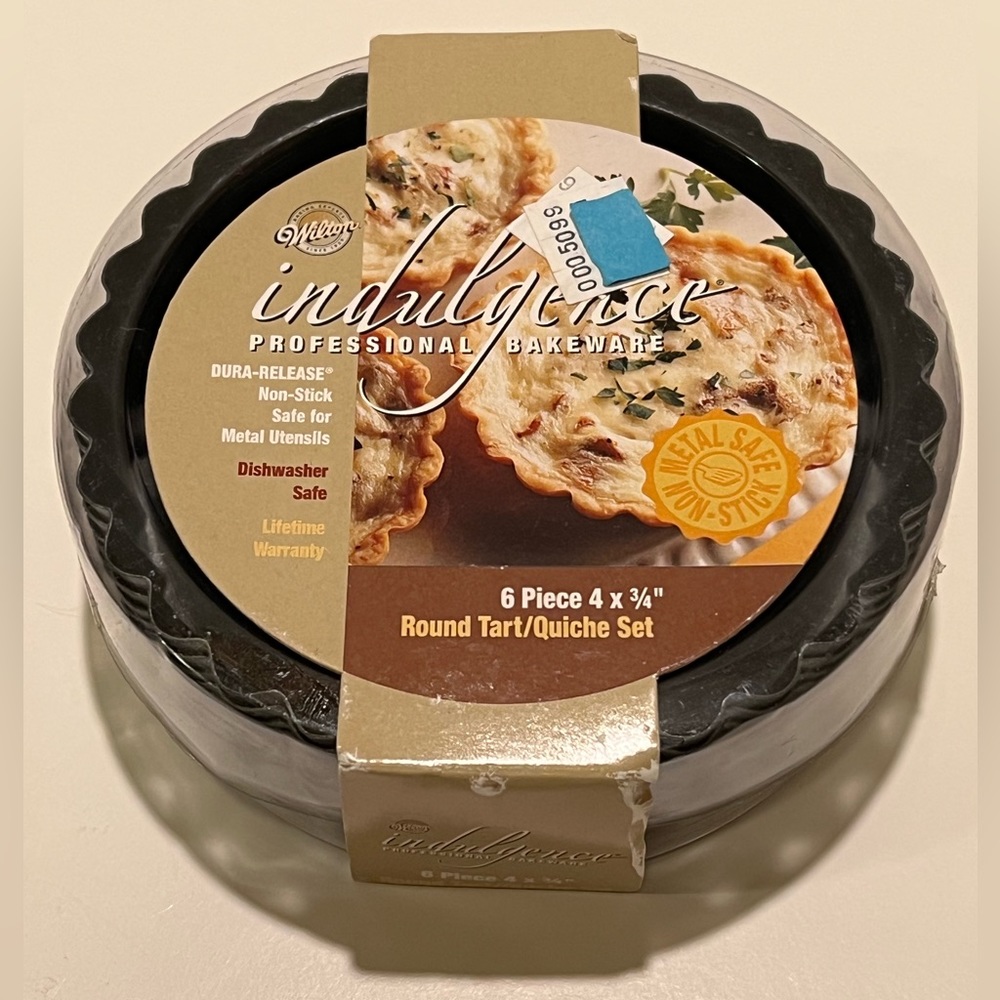 NWT WILTON 6 PIECE ROUND TART/ QUICHE SET.